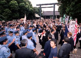 Rightists block protesters from entering Yasukuni Shrine